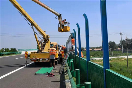 济青高速隔离栅施工